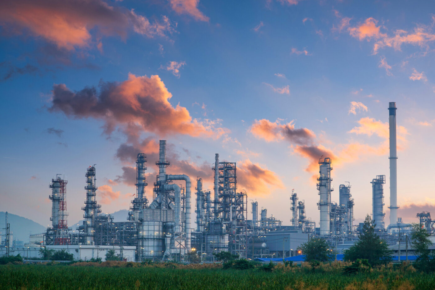 Industrieanlage vor dem Sonnenaufgang