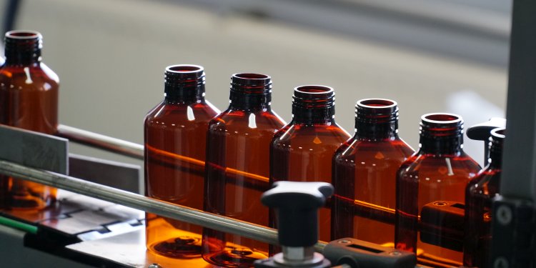 Braune Glasflaschen auf dem Band einer Abfüllanlage
